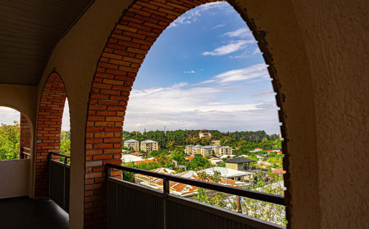 კახეთში, ნომერი 2 ან 3 სტუმარზე საუზმით და აივნით